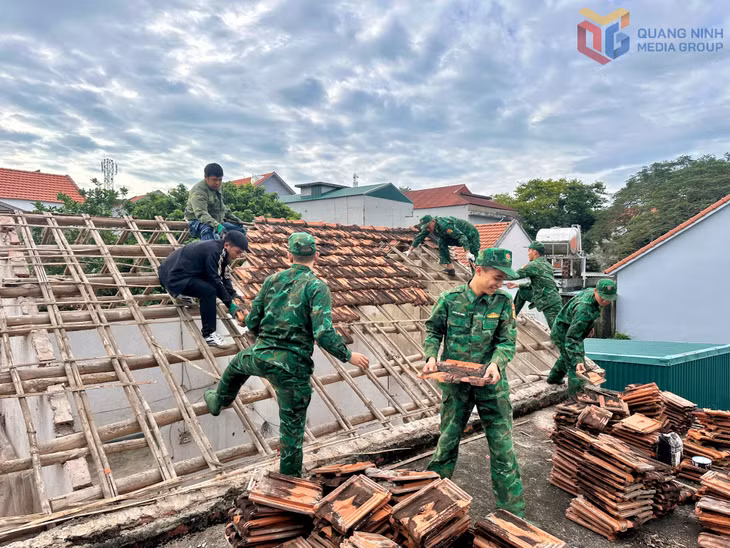 Chi đoàn Đồn Biên phòng Trà Cổ phối hợp cùng các lực lượng khu Đông Thịnh giúp đỡ gia đình bà Dương Thị Đo sinh năm 1966, là hộ có hoàn cảnh khó khăn, cư trú tại khu Đông Thịnh, phường Móng Cái 1, lợp lại mái nhà.