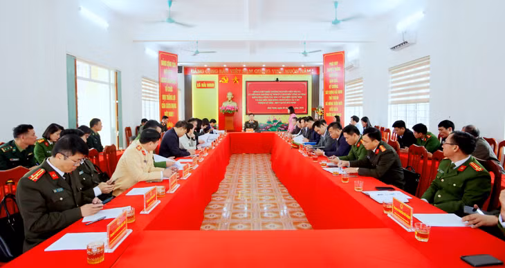 Lãnh đạo xã Hải Ninh báo cáo tại buổi làm việc.