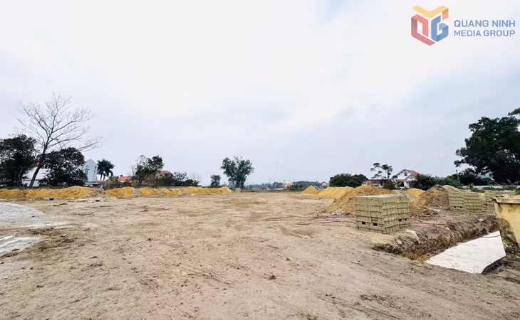 Khu vui chơi cộng đồng khu Hải Đông 10 (phường Móng Cái 3) đang được triển khai với nhiều hạng mục phục vụ các hoạt động văn hóa, thể thao, vui chơi giải trí và sinh hoạt cộng đồng.