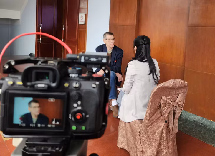 Nhà thơ Bruce Weigl chia sẻ với phóng viên Báo và PTTH Quảng Ninh.