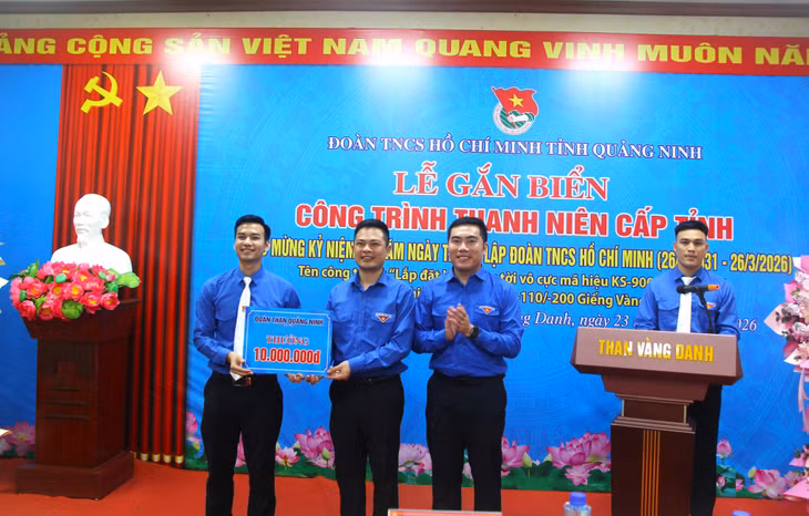 Đoàn Than Quảng Ninh khen thưởng 10 triệu đồng cho Đoàn Thanh niên Công ty CP Than Vàng Danh - Vinacomin.
