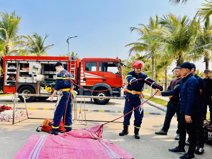 Cán bộ, chiến sỹ hướng dẫn cách buộc dây cứu nạn.