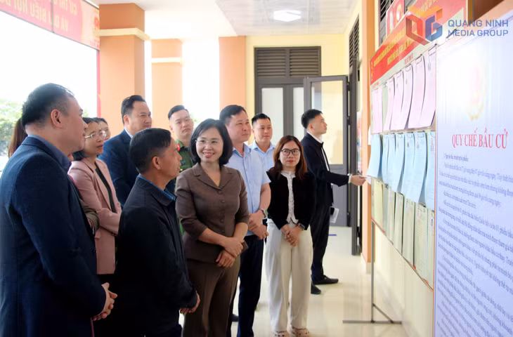Đồng chí Trịnh Thị Minh Thanh, Phó Bí thư Thường trực Tỉnh ủy, Chủ tịch HĐND tỉnh, trao đổi với thành viên Khu vực bỏ phiếu số 1 (xã Hải Lạng).