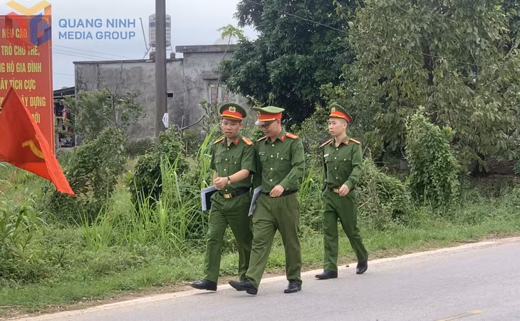 Công an xã Đường Hoa đi khảo sát địa bàn để có phương án báo cáo cấp trên nhằm nâng cao công tác đảm bảo ATGT.