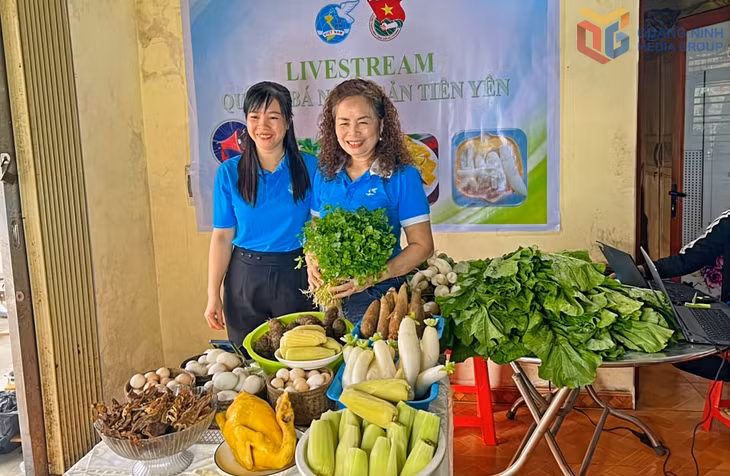 Hội LHPN xã Tiên Yên phối hợp với Đoàn Thanh niên xã livestream bán hàng nông sản của địa phương trên các nền tảng số. Ảnh: Vân Anh