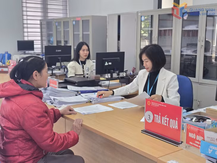Giải quyết thủ tục hành chính cho người dân tại Trung tâm Phục vụ hành chính công phường Hoàng Quế.