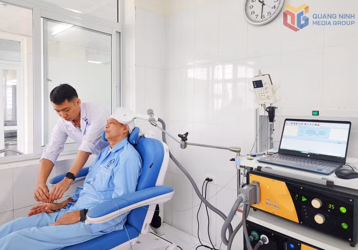 Bác sĩ Bệnh viện Lão khoa - Phục hồi chức năng Quảng Ninh thực hiện kỹ thuật kích thích từ trường xuyên sọ cho bệnh nhân.