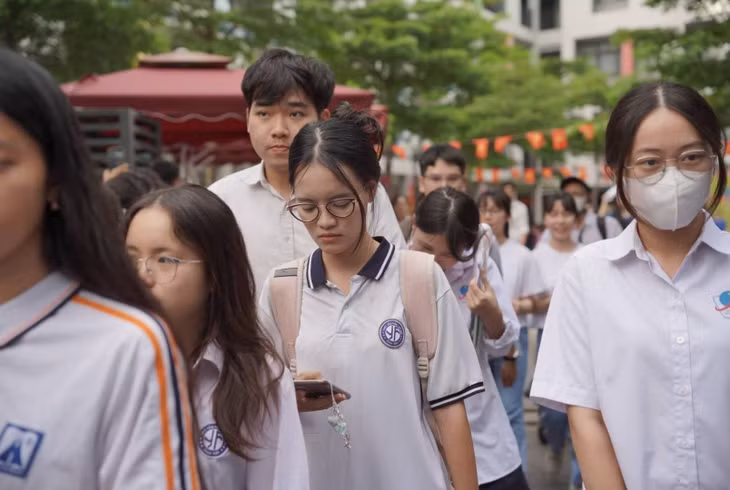 Bên cạnh việc ôn tập cho kỳ thi tốt nghiệp, nhiều học sinh lớp 12 đồng thời phải chú ý đến kết quả học tập trên lớp khi sử dụng phương thức xét học bạ trong kỳ tuyển sinh đại học 2026. Ảnh: Vũ Linh