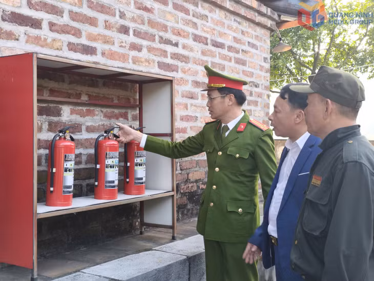 Lực lượng Công an phường và Ban Quản lý Di tích lịch sử quốc gia đặc biệt Đền Cửa Ông – Cặp Tiên kiểm tra thiết bị phòng cháy chữa cháy, chủ động bảo đảm an toàn tại di tích.
