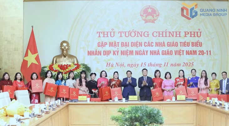 Cô giáo Bùi Thị Hiền, Tổ trưởng chuyên môn tổ Hóa Sinh, Trường THPT Uông Bí (thứ 3 từ trái sang) gặp mặt Thủ tướng Chính phủ nhân dịp hướng tới kỷ niệm Ngày Nhà giáo Việt Nam năm 2025. Ảnh nhân vật cung cấp