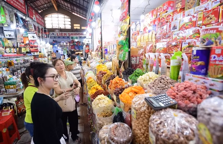 Tiểu thương buôn bán thực phẩm tại chợ Bến Thành (TP.HCM) - Ảnh: QUANG ĐỊNH