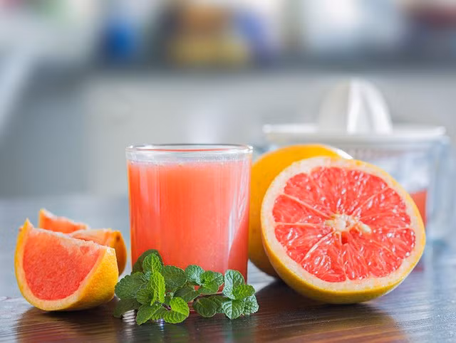 Nước ép cam quýt rất giàu vitamin C giúp thúc đẩy sản sinh collagen.