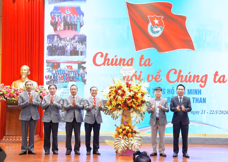 Lãnh đạo Tập đoàn Công nghiệp Than - Khoáng sản Việt Nam, Đảng ủy Than Quảng Ninh chúc mừng Ban liên lạc