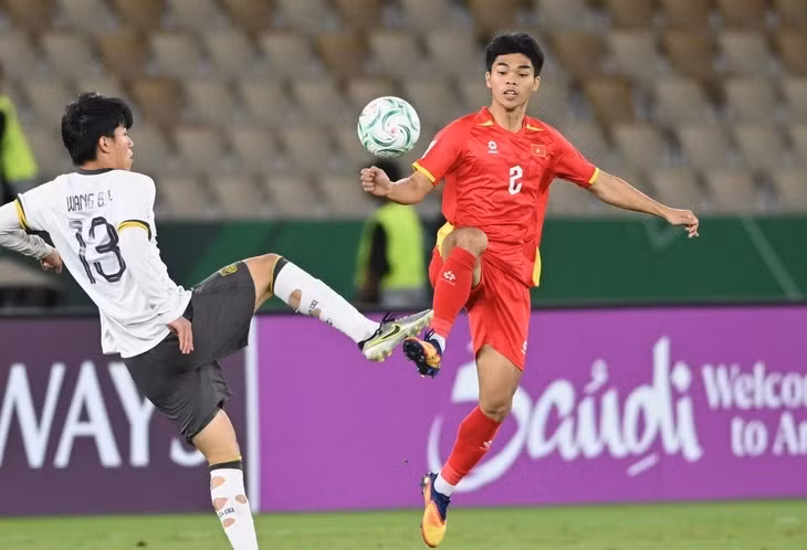 Nguyễn Lê Phát (áo đỏ), đá 5 trong 6 trận cho U23 Việt Nam ở U23 châu Á 2026 - Ảnh: AFC