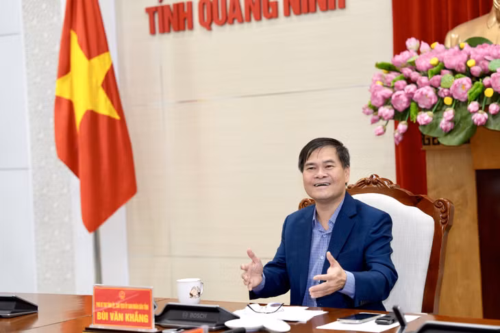 Đồng chí Bùi Văn Khắng, Phó Bí thư Tỉnh ủy, Chủ tịch UBND tỉnh, chủ trì cuộc họp.