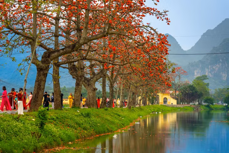 Trong chuyến du xuân miền Bắc mùa hoa gạo, anh Vũ Khoa không chỉ ở trung tâm Thủ đô mà còn lang thang các vùng quê ngoại ô như thôn Đoan Nữ, xã Hồng Sơn. Thôn nằm cách trung tâm Hà Nội khoảng 50km, du khách có thể di chuyển đến đây chụp ảnh, dạo chơi... và về trong ngày.
