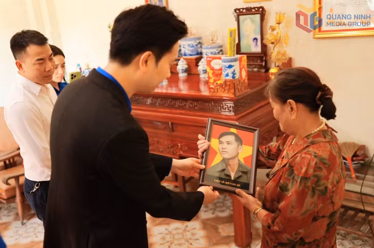 Ứng dụng công nghệ số, tuổi trẻ Quảng Ninh đã phục dựng 1.000 bức di ảnh “Thời hoa lửa”, trao tặng cho các gia đình anh hùng liệt sĩ, người có công với cách mạng. Ảnh: Tỉnh Đoàn