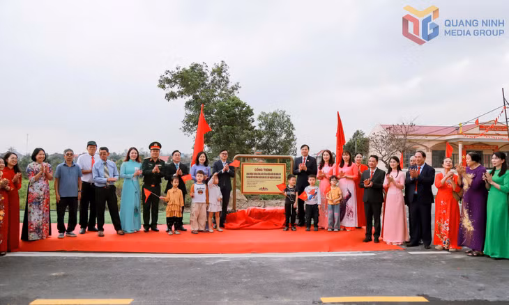 Các đại biểu gắn biển công trình nâng cấp, mở rộng đoạn đường từ cổng làng khu Thọ Sơn đến ngã ba khu Thọ Sơn.