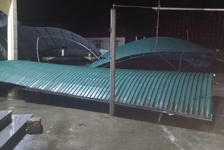Giông lốc, mưa đá khiến nhiều nhà dân thiệt hại. Ảnh: Hoàng Chính