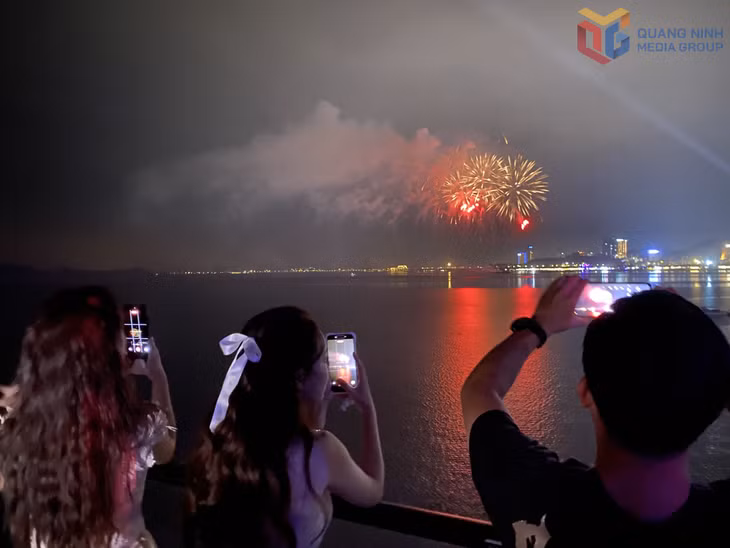 Du khách ngắm pháo hoa trên các du thuyền. 