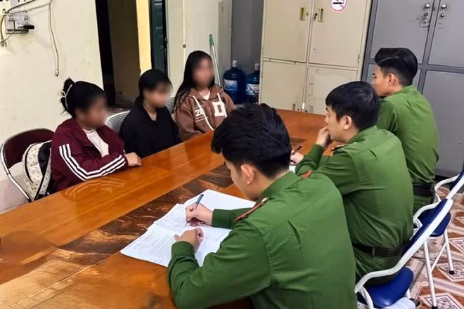 3 nữ sinh ở Sơn La bị lừa đảo được lực lượng Công an xã Yên Châu hỗ trợ. Ảnh: Công an tỉnh Sơn La