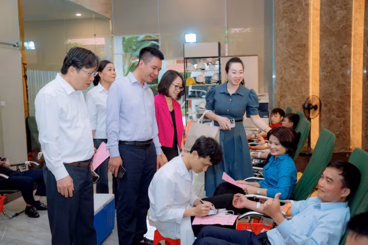 Lãnh đạo phường Bãi Cháy và Bim Group hỏi thăm, động viên người hiến máu.