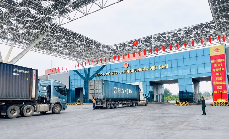 Các phương tiện xuất khẩu qua cửa khẩu Bắc Luân II trong sáng hôm nay - 14/3.