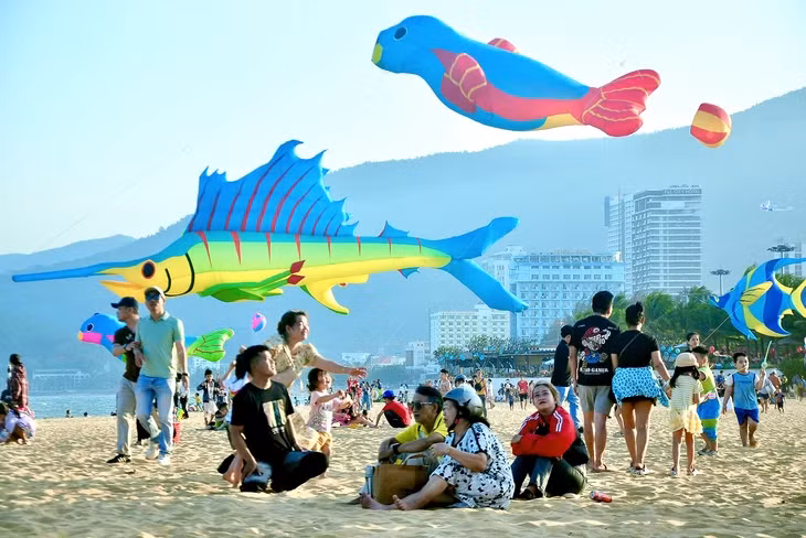 Người dân, du khách chiêm ngưỡng Lễ hội diều tại bãi biển Quy Nhơn, Gia Lai - Ảnh minh họa: MỸ DUYÊN