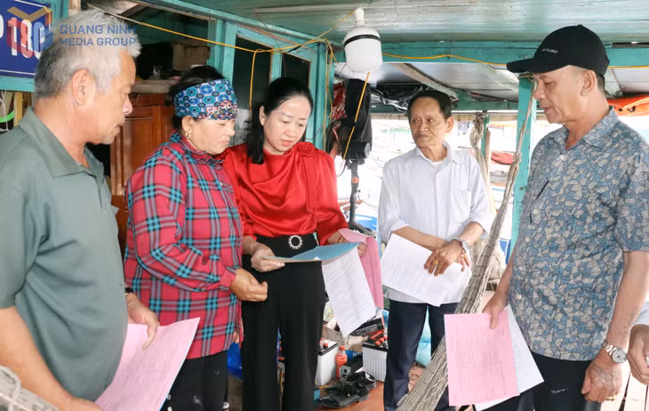 Thành viên Tổ bầu cử số 4, phường Hà An rà soát, tuyên truyền và phát danh sách các ứng cử viên tới cử tri tại khu vực neo đậu tàu thuyền.&nbsp;