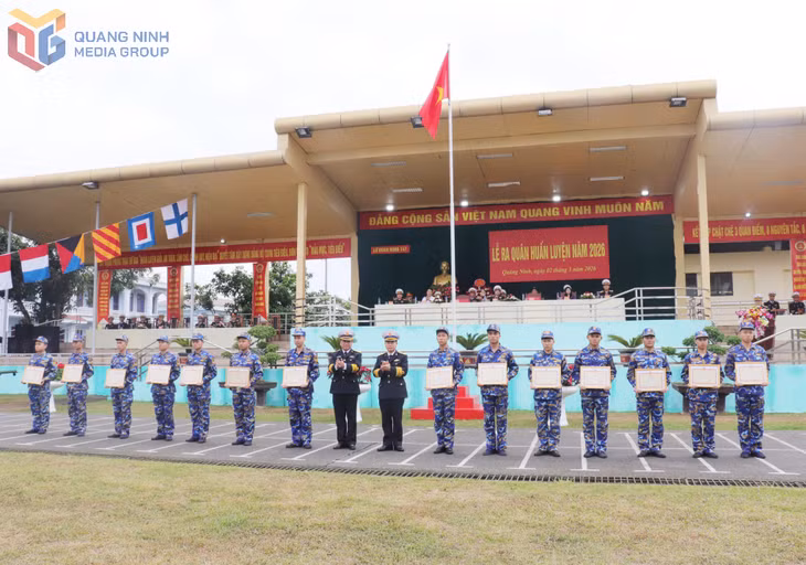 Các tập thể, cá nhân có thành tích xuất sắc được khen thưởng.