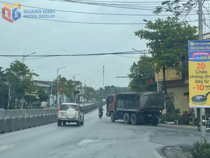 Đơn vị vận chuyển tại phường Hà Tu không hề có biển cảnh báo, người điều tiết giao thông để đảm bảo ATGT khi đấu nối vào Quốc lộ 18A. Ảnh chụp ngày 25/3