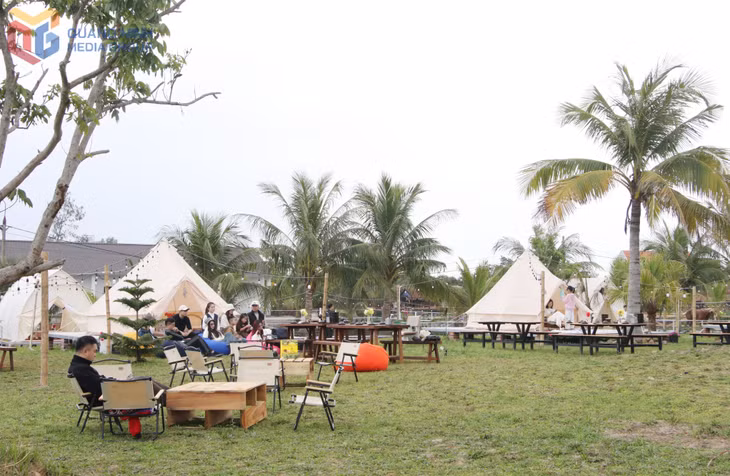 Không gian cắm trại, sân chơi trẻ em, tổ chức tiệc BBQ rộng rãi đáp ứng nhu cầu của đoàn khách đông người.
