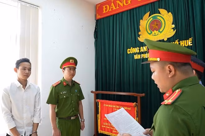 Công an TP Huế đọc lệnh khởi tố vụ án, khởi tố bị can, bắt tạm giam đối với Nguyễn Kim Tuấn. Ảnh: Công an TP Huế