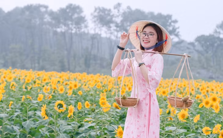 Chủ vườn chuẩn bị sẵn các phụ kiện, tiểu cảnh đi kèm để khách tham quan chụp hình.