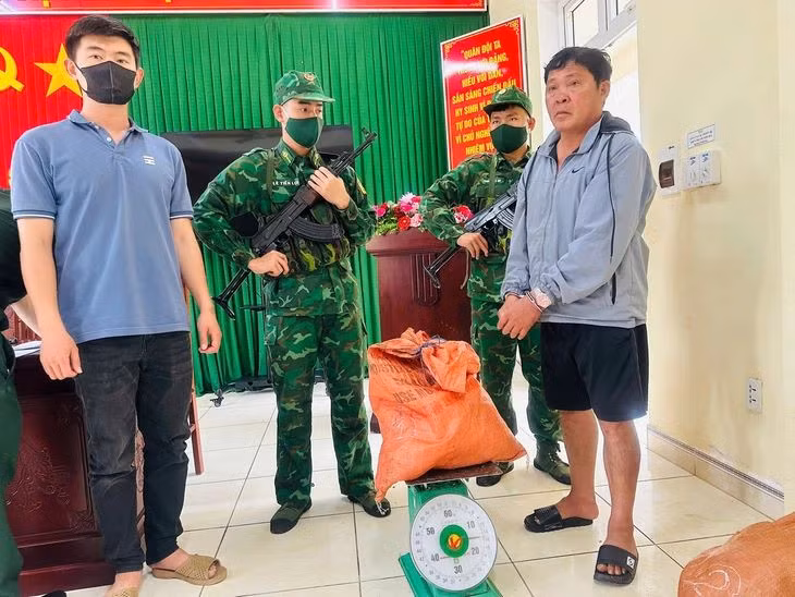 Sau khi bị bắt quả tang, ông Sửu khai nhận số chất rắn trong bao tải là thuốc nổ. Ảnh: Văn Tánh