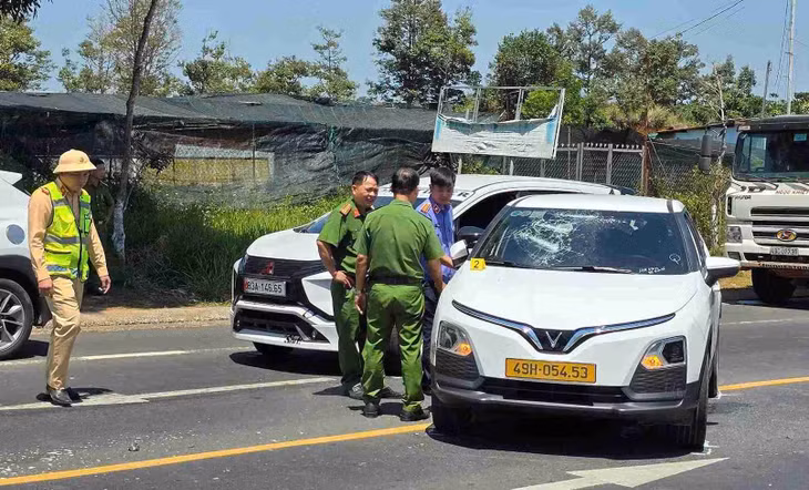 Xe taxi bị nam thanh niên đập phá làm hư hỏng. Ảnh: Phúc Khánh