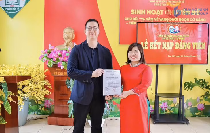 Chi bộ THCS Lý Tự Trọng thuộc Đảng bộ Trường TH&amp;THCS Yên Tử (phường Yên Tử) tổ chức kết nạp đảng viên mới.