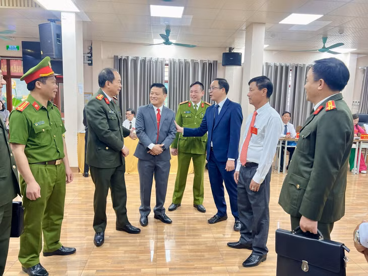 Đại tá Vũ Thanh Tùng, Phó Giám đốc Công an tỉnh kiểm tra công tác bầu cử tại phường Hồng Gai.
