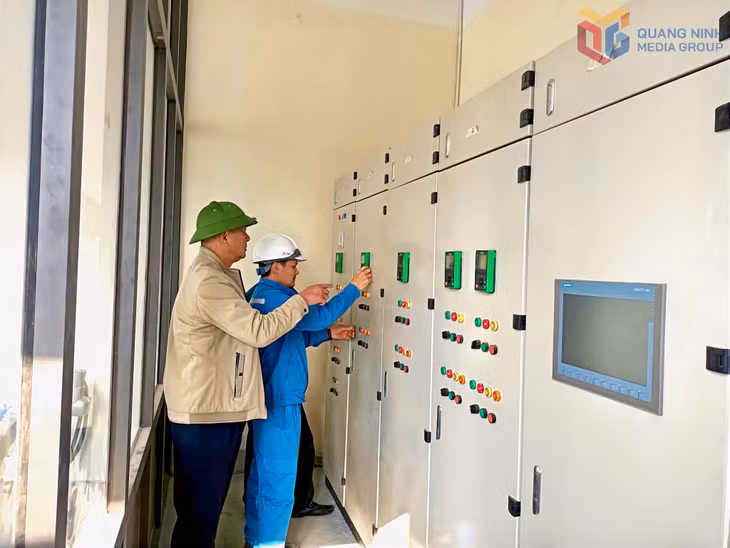 Lãnh đạo Xí nghiệp nước Vân Đồn kiểm tra công tác chạy máy vận hành Nhà máy nước Khe Mai.