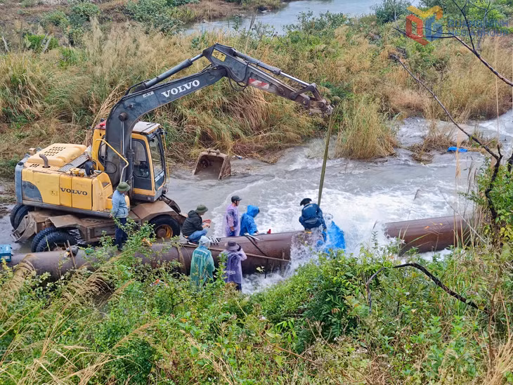 Công ty CP Nước sạch Quảng Ninh chỉ đạo Xí nghiệp nước Bãi Cháy thi công đấu nối trạm bơm 1, thay thế van nước thô D900 tại Nhà máy Nước Yên Lập.