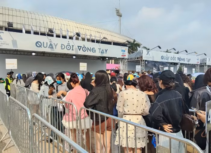 Khu vực quầy đổi vòng tay cũng thu hút các fan. Ảnh: Thanh Trúc