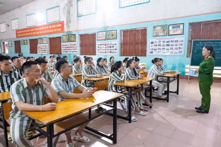 Phạm nhân tham gia lớp học tái hòa nhập cộng đồng tại Trại giam Ngọc Lý - Ảnh: HÀ QUÂN