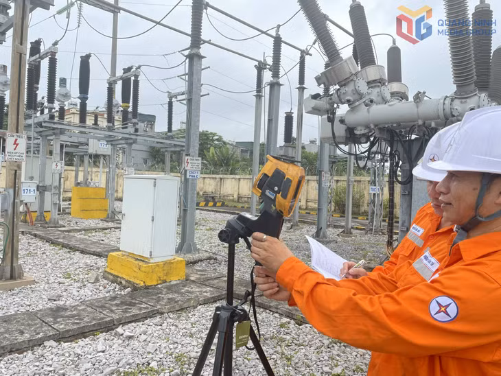 Nhân viên Công ty Điện lực Quảng Ninh kiểm tra lưới điện. Ảnh: Cao Quỳnh