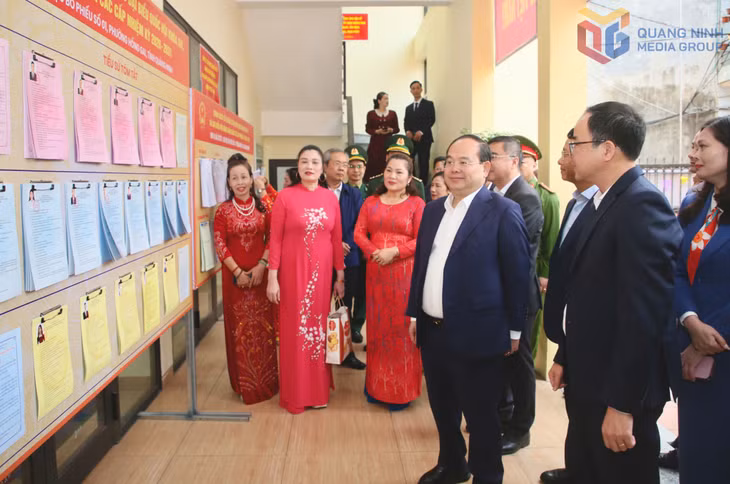 Đồng chí Quản Minh Cường, Ủy viên Trung ương Đảng, Bí thư Tỉnh ủy, Trưởng Đoàn ĐBQH tỉnh, Trưởng BCĐ, Chủ tịch Ủy ban bầu cử tỉnh kiểm tra công tác chuẩn&nbsp;