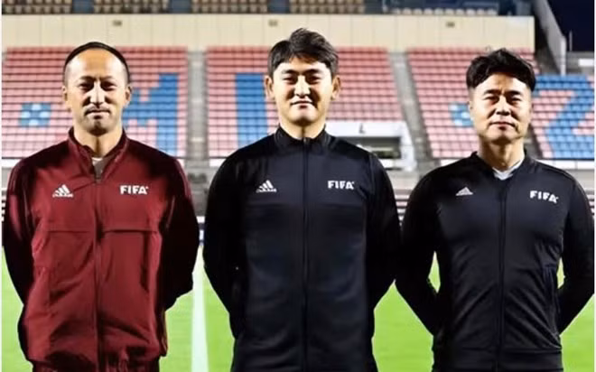 Trọng tài Chae Sang-hyeop (giữa) bắt chính trận tuyển Việt Nam - Malaysia. Ảnh: AFC
