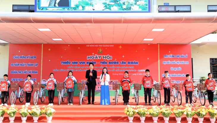 Tỉnh Đoàn - Hội đồng Đội tỉnh đã trao tặng nhiều phần quà ý nghĩa với tổng trị giá 70 triệu đồng cho học sinh Trường Tiểu học Mạo Khê 1.