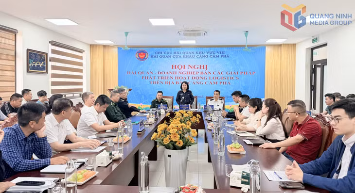 Hải quan cửa khẩu cảng Cẩm Phả phối hợp với các ngành chức năng gặp gỡ doanh nghiệp để bàn các giải pháp phát triển hoạt động logistics tại cảng Cẩm Phả.