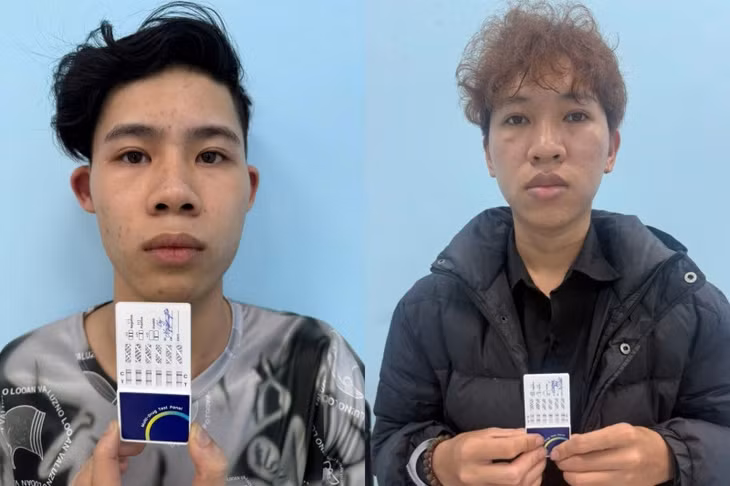 Công an Đà Nẵng bắt quả tang vụ mua bán trái phép ma túy tại ngã tư trung tâm thành phố, tạm giữ 2 đối tượng. Ảnh: CACC