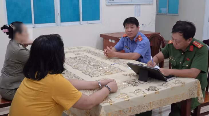 Công an và đại diện Viện kiểm sát làm việc với đối tượng T. Ảnh: Lê Hoài