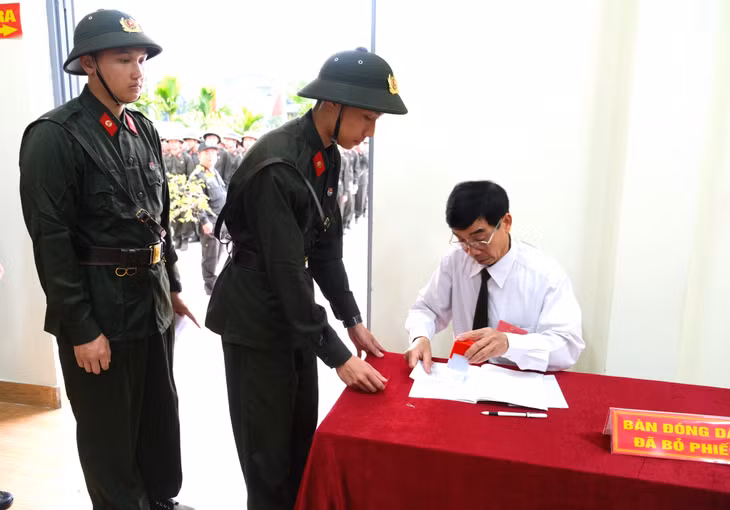 Các chiến sĩ đóng dấu đã bỏ phiếu đúng quy trình.